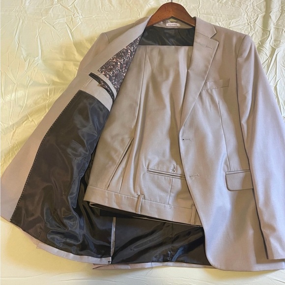 New Men's Modern-Fit Grey Suit - Picture 3 of 3